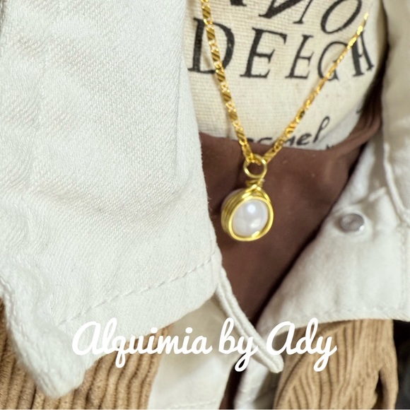 Alquimia Gold Necklace with White Pearl Pendant - Picture 1 of 3